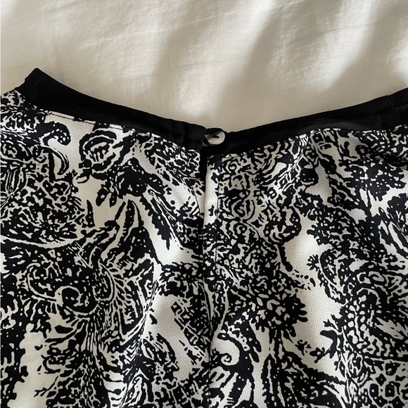 Black and White Blouse from Forever 21. - Picture 3 of 4